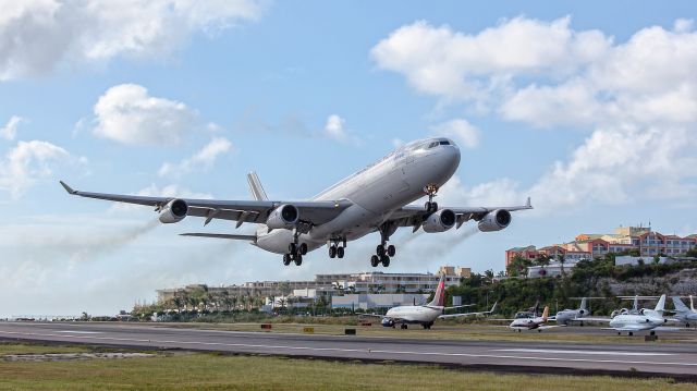 Airbus A340-200 (F-GLZM)