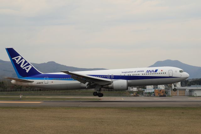 BOEING 767-300 (JA8674) - May 6th 2019:HND-HKD.