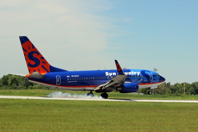 Boeing 737-700 (N715SY) - Touchdown at KGYY