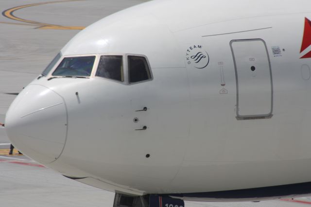 BOEING 767-400 (N827MH)