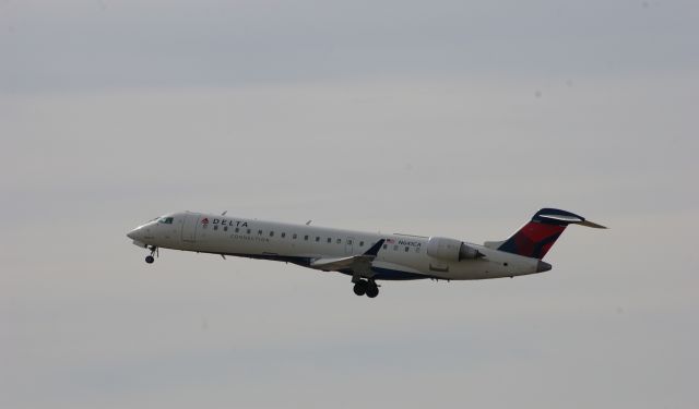 Canadair Regional Jet CRJ-700 (N641CA)