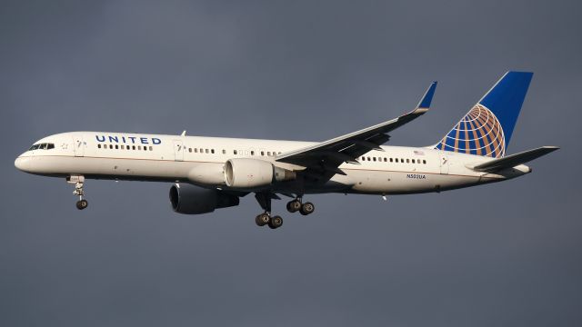 Boeing 757-200 (N502UA)