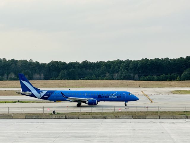 EMBRAER ERJ-190-400 (N140BZ)