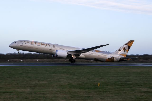 BOEING 787-10 Dreamliner (A6-BMA) - EY16 departing for AUH