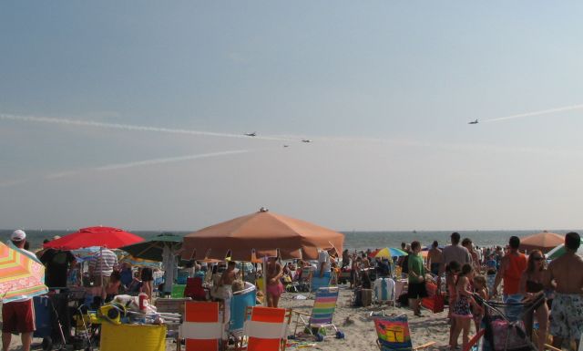 Lockheed F-16 Fighting Falcon — - At Thunder Over The Boardwalk Air Show at Atlantic City, 2009.    The Thunderbirds doing near miss flying