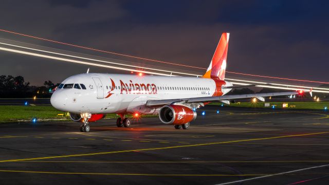 Airbus A320 (N494TA) - Avianca waiting for entering Runway 25 while Copa 115 taking off from Runway 07