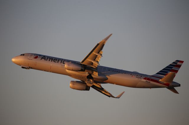 Airbus A321 (N105NN)