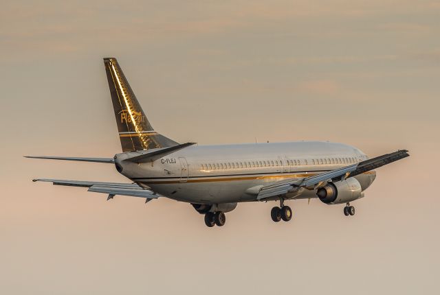 BOEING 737-400 (C-FLEJ) - Flair Air Boeing 737-4B3, short finals for runway 23 YYZ