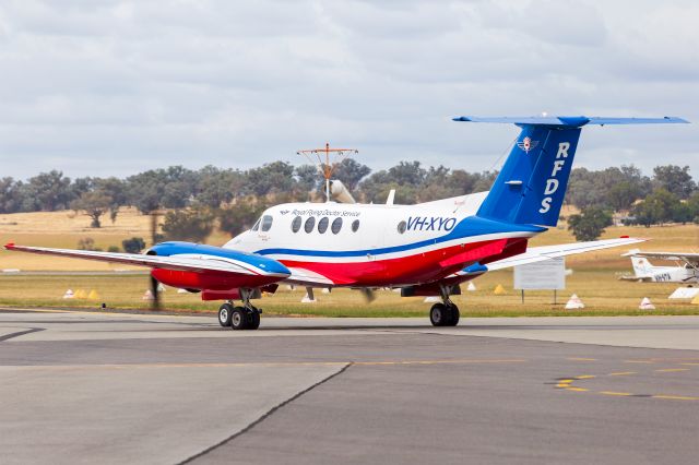 Beechcraft Super King Air 200 (VH-XYO) - RFDS (VH-XYO) Beechcraft B200C Super King Air taxiing at Wagga Wagga Airport.