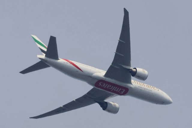 Boeing 777-200 (A6-EWA) - A6-EWA Boeing B-777-21 Emirates EK244. De Montréal YUL. Vers Dubaï DXB. Altitude 4539 Mètres. Vitesse 787 KM/H. Survolant la ville de Lavaltrie QC. Le 04-05-2025 à 10:34