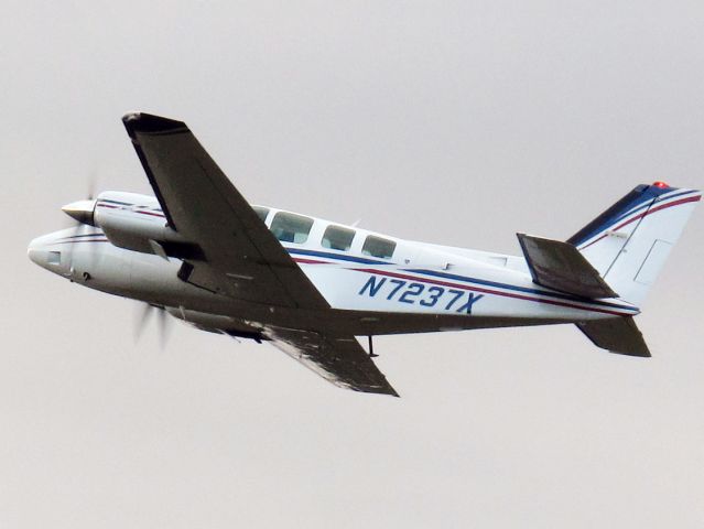 Beechcraft Baron (58) (N7237X) - Aircraft lives in Australia now.