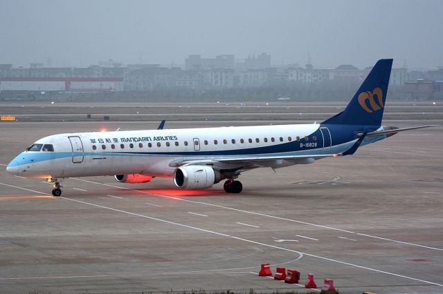 Embraer ERJ-190 (B-16828)