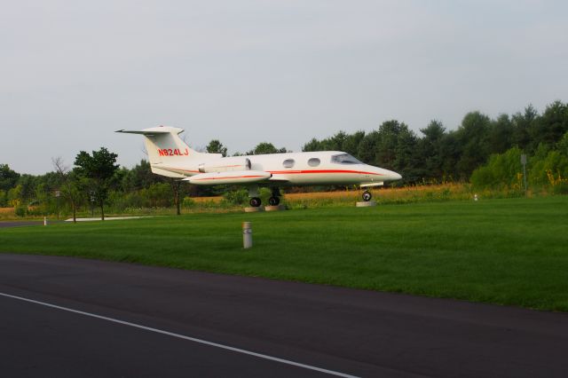 Learjet 23 (N824LJ)