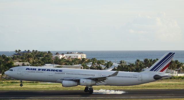 Airbus A340-300 (F-GLZT)