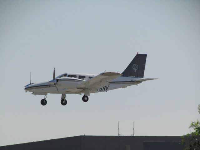 Piper Seneca (N75RV) - Landing RWY 30