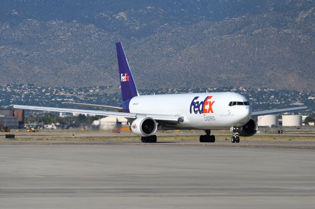 BOEING 767-300 (N158FE)