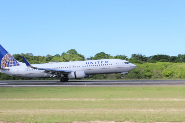 Boeing 737-800 (N76502)