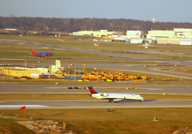 — — - Southwest 1600 lands 12R as SkyWest 4761 from Salt Lake exits 11.