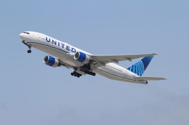 Boeing 777-200 (N212UA)