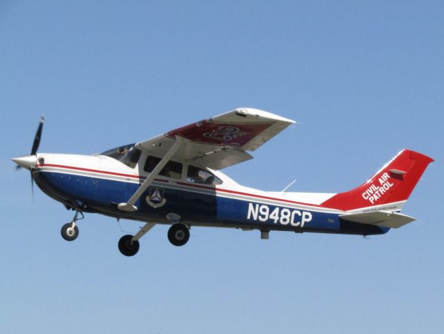 Cessna Skylane (N948CP) - Taking off RWY 24