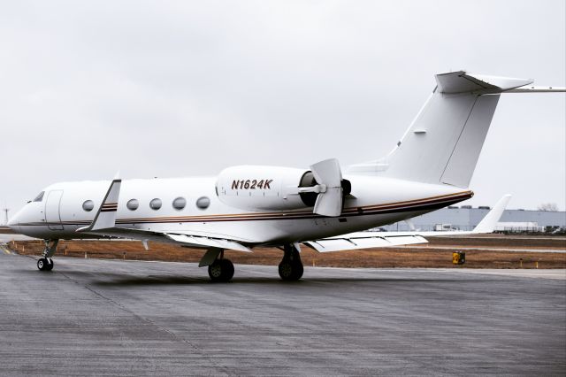 Gulfstream Aerospace Gulfstream IV (N1624K) - N1624K using the left thrust-reverser bucket to slow down while departing the Buffalo Niagara International Airport FBO ramp 