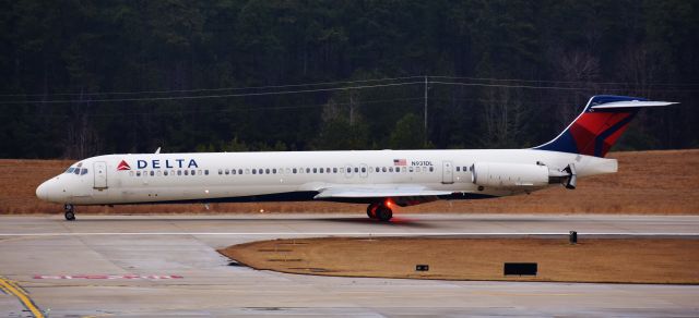 McDonnell Douglas MD-88 (N931DL) - Part of my ongoing inclement weather series - a Mad Dog cutting through the fog at RDU on 2/10/18. Its been raining for five days now.