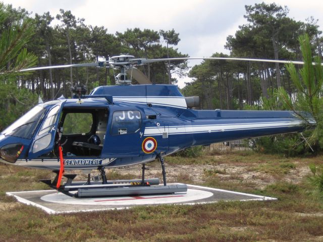 Beechcraft Baron (58) (JCJ) - Beach "Petit Nice” Arcachon. Gendarmerie.br /Ecureuil  AS 350 BA