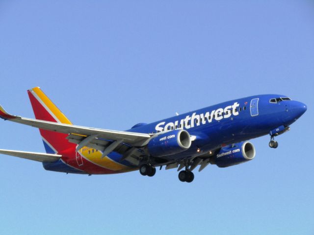 Boeing 737-700 (N413WN) - Landing RWY 20R