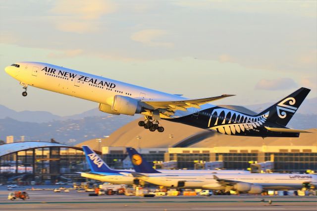 BOEING 777-300ER (ZK-OKM)