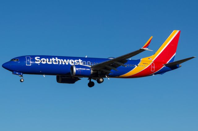 Boeing 737 MAX 8 (N8811L) - Southwest 2259 is on short final for Runway 31 at DSM with an on time 2:44 PM arrival from Las Vegas. Photo taken November 27, 2021 at 2:44 PM with Nikon D3200 at 92mm.