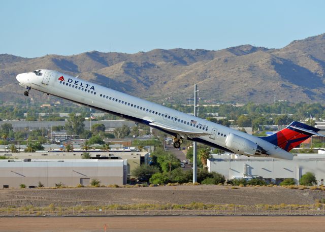 McDonnell Douglas MD-90 (N911DA)