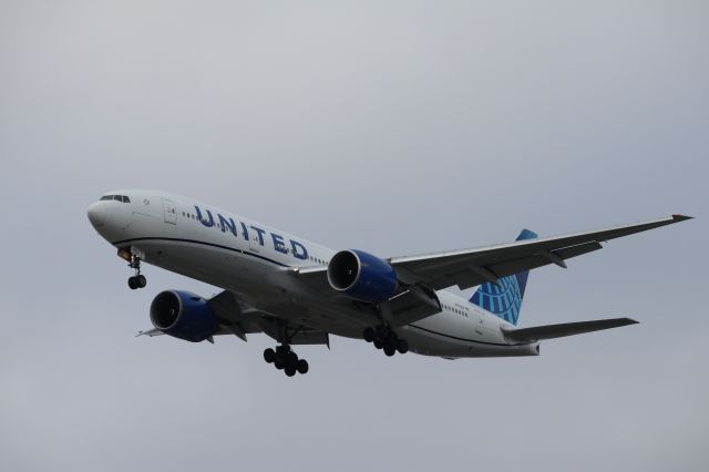 Boeing 777-200 (N77012) - Raiders-chartered 777-224ER in UAL's new colors thundering in for a landing