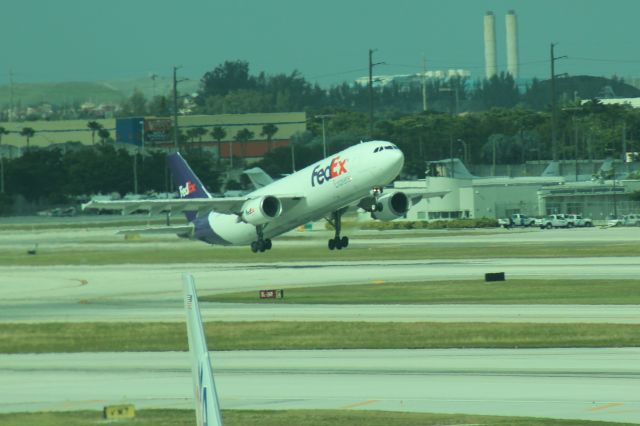 Airbus A300F4-600 (N674FE) - 121013 FedEx rotating from Rwy 8R