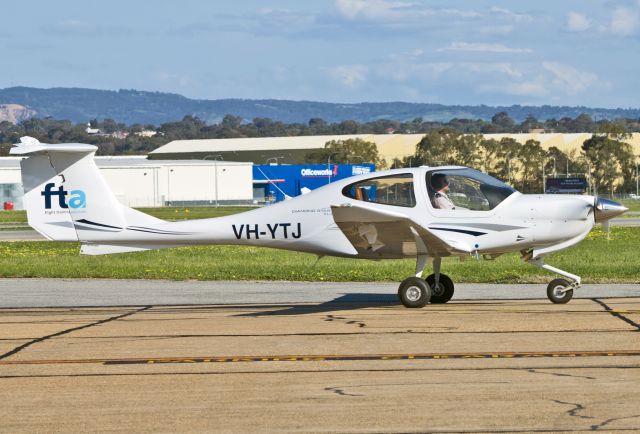 Diamond Star (VH-YTJ) - FLIGHT TRAINING ADELAIDE - DIAMOND DA-40 STAR - REG VH-YTJ (CN 40.953) - PARAFIELD AIRPORT ADELAIDE SA. AUSTRALIA - YPPF (6/9/2016)