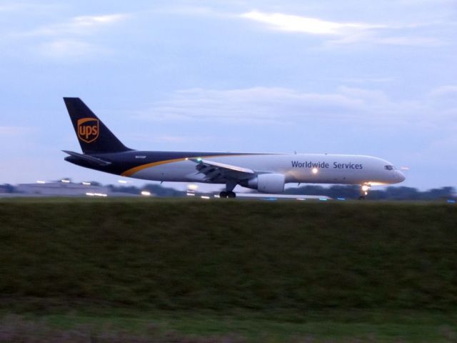 Boeing 757-200 (N415UP)