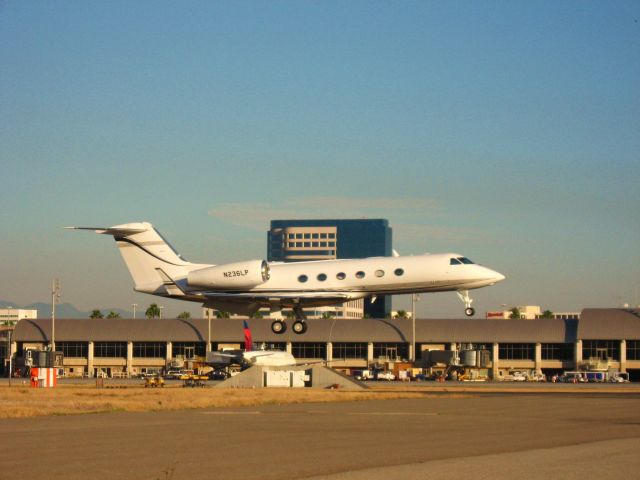 Gulfstream Aerospace Gulfstream IV (N236LP) - Landing on RWY 19R