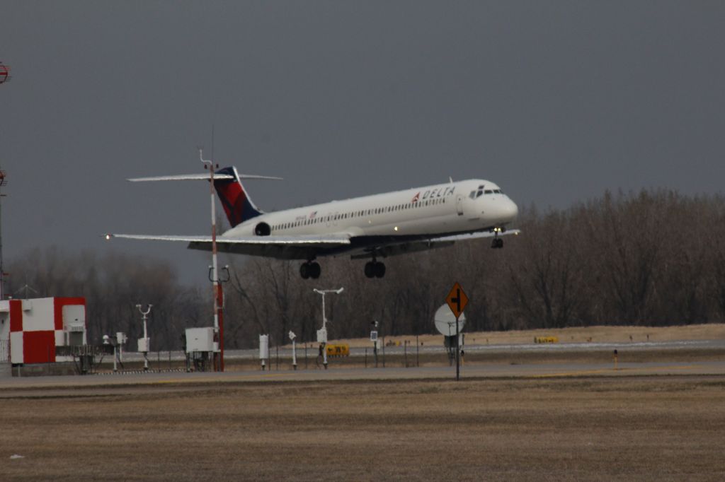 McDonnell Douglas MD-88 (N954DL) - 032616 Delat MadDog about touch down on Rwy 12R