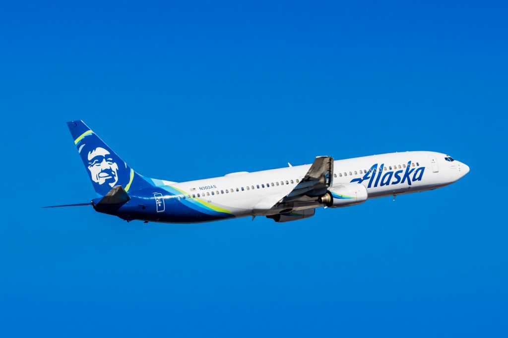 Boeing 737-900 (N303AS) - An Alaska Airlines 737-900 without winglets taking off from PHX on 2/1/23. Taken with a Canon R7 and Tamron 70-200 G2 lens.