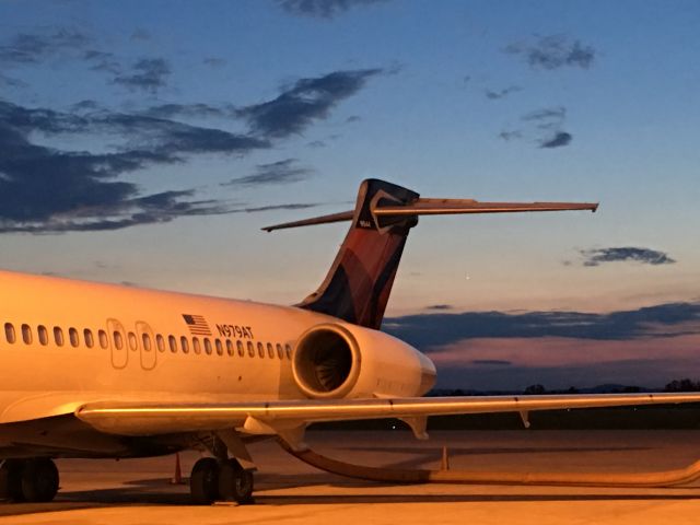 Boeing 717-200 (N979AT) - In for the night.