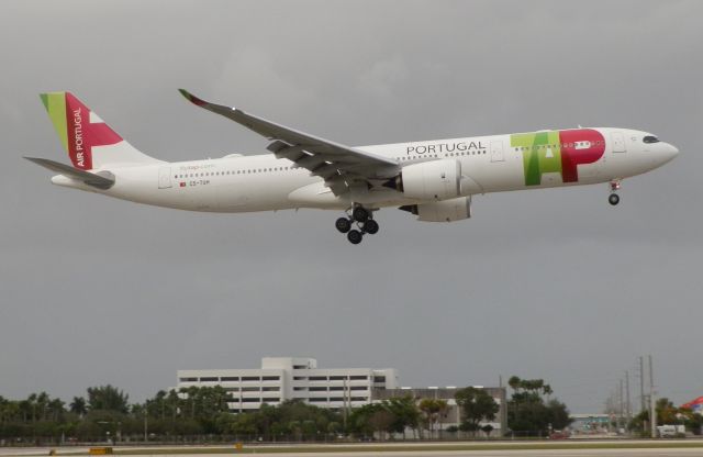Airbus A330-900 (CS-TUH)