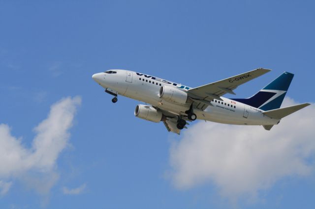BOEING 737-600 (C-GWSK) - Leaving Montreal for Toronto
