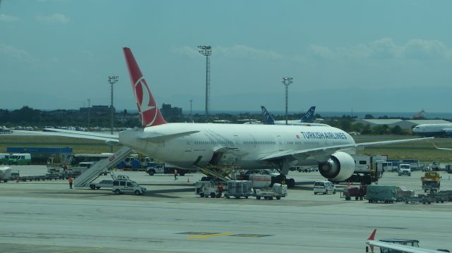 BOEING 777-300ER (TC-JJO) - THY1985 to London Heathrow