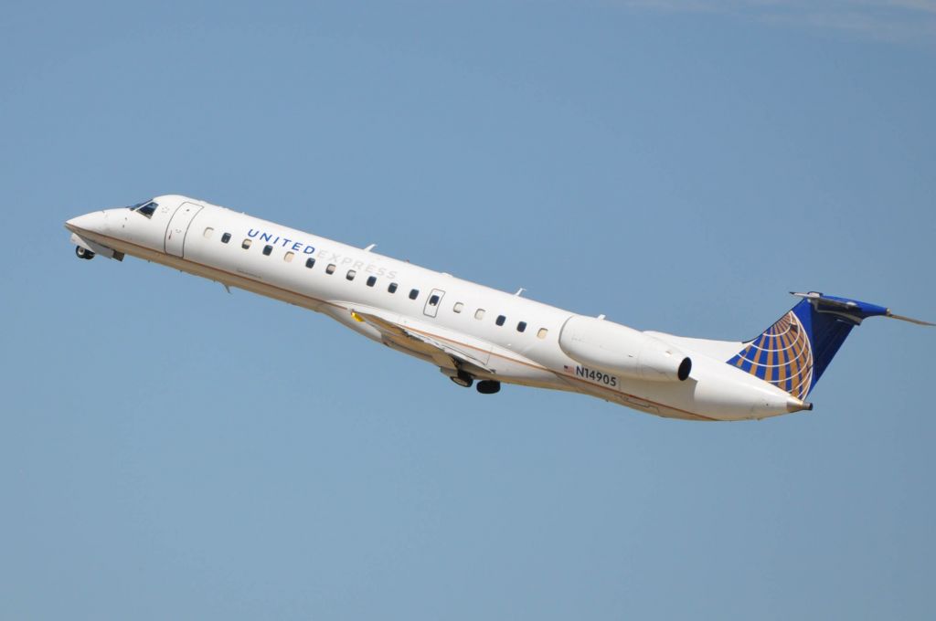 Embraer ERJ-145 (N14905)