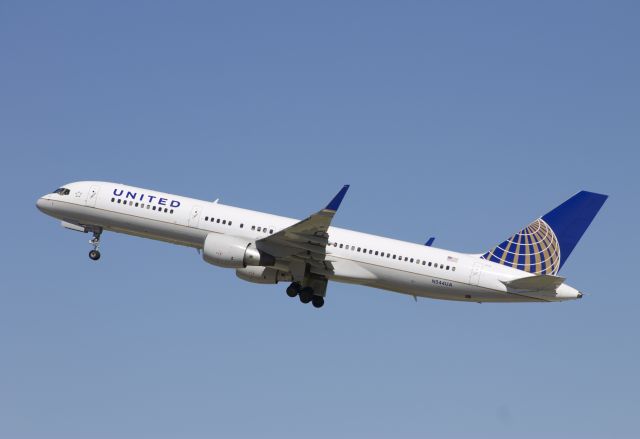 Boeing 757-200 (N544UA) - N544UA departing runway 25 at DEN.