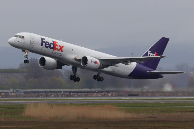 Boeing 757-200 (N774FD) - FDX 647 to Memphis departing off of runway 9