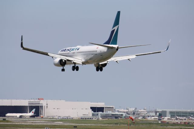 Boeing 737-800 (C-GWWJ) - Boeing 737-800 making an arrival At Lester B. Pearson CYYZ