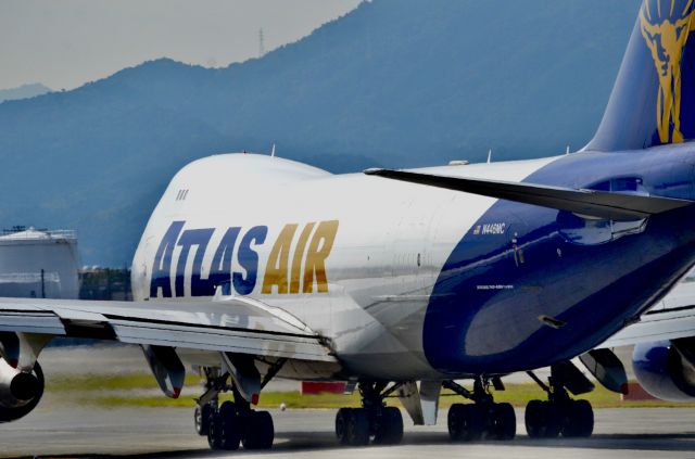 Boeing 747-400 (N446MC)