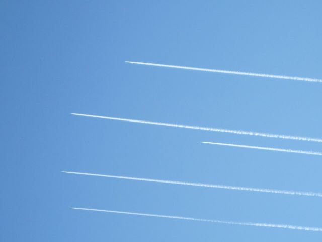 — — - I shot this from Northeastern Tennessee about 3 to 3:30 p.m. I believe, Saturday October 13 2012.  Thought it was an interesting formation, don't know who it was, but interesting nonetheless.