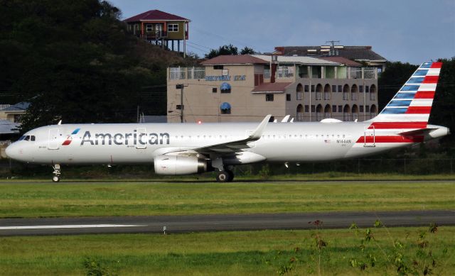 Airbus A321 (N144AN)