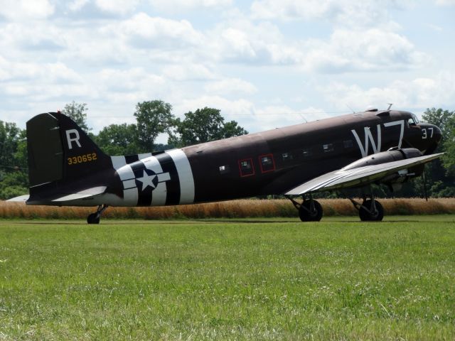 Douglas DC-3 (N345AB)